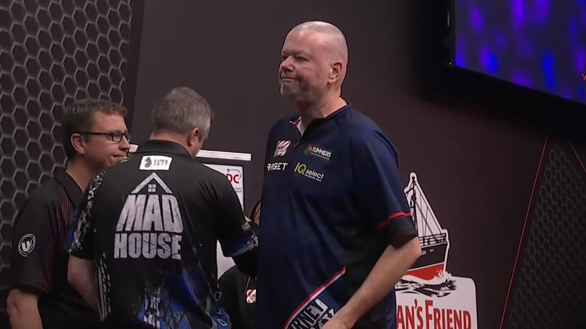 LEICESTER BOUND! 📍 Raymond van Barneveld whitewashes Ritchie Edhouse in Basel! The Dutchman has now officially qualified for the World Grand Prix. However, Edhouse will not be in Dortmund to defend the European Championship. 📺 #ET13 | R3