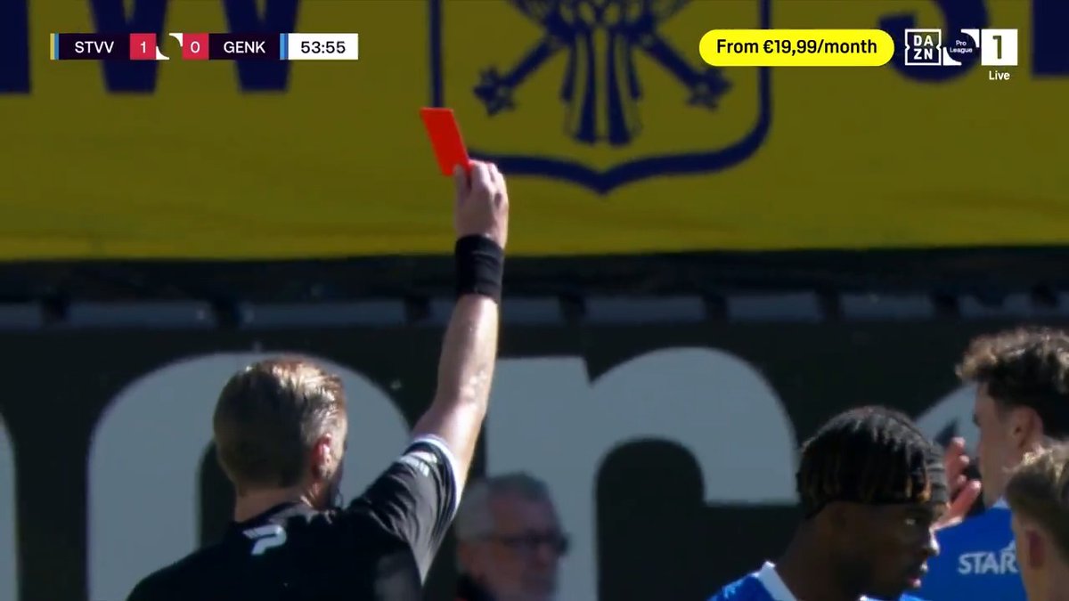 🟥 | Rein Van Helden krijgt rood voor deze fout op Zakaria El Ouahdi. 🤔🚿 #STVGNK Bekijk de #JPL exclusief bij DAZN! 📲