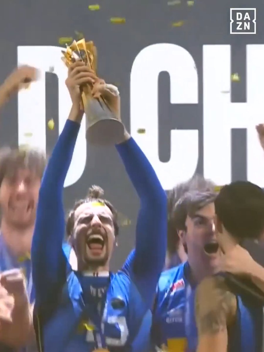 Alzala in alto capitano 🏆 L’Italia è ancora una volta sul tetto del mondo 🇮🇹💙 #ItalVolley #DAZN