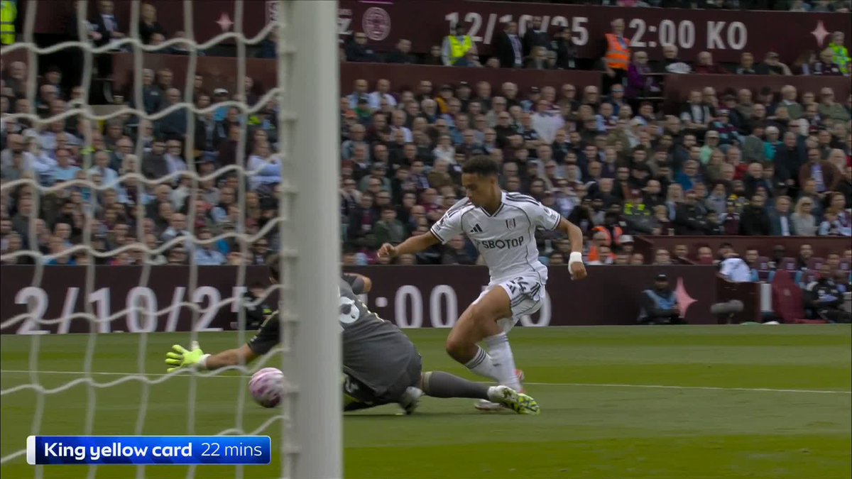 "It's an absolute STONEWALL penalty!" Jamie Redknapp and Les Ferdinand think Josh King deserved a penalty in the first half for Fulham 👀
