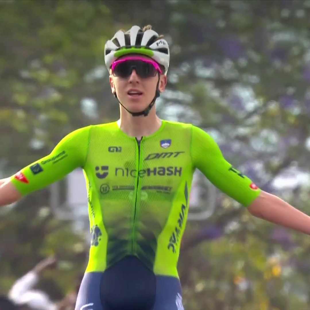 #Replay 🎥 / #Kigali2025 🌈 Deuxième titre mondial pour 🇸🇮 Tadej Pogacar, une nouvelle fois au dessus de la concurrence. 🇧🇪 Remco Evenepoel et 🇮🇪 Ben Healy prennent la deuxième et troisième place.