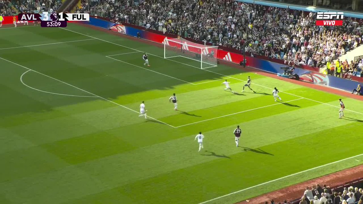 ¡CUIDADO, DIBU! Konsa la sacó sobre la línea y evitó lo que era un error garrafal de Emiliano Martínez ante Fulham. 📺 Mirá la Premier League por #DisneyPlus Plan Premium