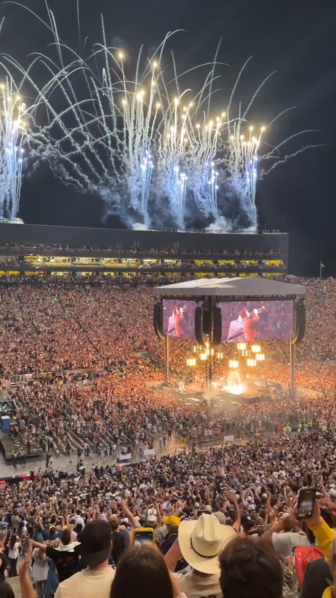☑️ First major concert in Michigan Stadium history.