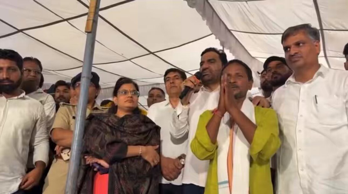 न्याय देवता HANUMAN BENIWAL भाई सूरज माली को मिला न्याय , सभी मांगों पर बनी सहमति । 1. 25 लाख की आर्थिक सहायता सरकार की तरफ़ से जिसमे से 20 लाख तुरंत कैश दिए गए । 2. एक दुकान का आँवटन ! 3. परिवार में से एक संविदा पर नौकरी ! 4. मामले की जांच Sog द्वारा ऑफिसर स्कीम में ! 5. भाई सूरज माली के इलाज का सम्पूर्ण खर्च राज्य सरकार वहन करेगी । 6. RLP पार्टी की तरफ़ से 1 लाख की आर्थिक मदद पिछले 13 दिनों से धरना चल रहा है अलग - अलग नेता आए , पूर्व मुख्यमंत्री भी आए लेकिन आखिरकार न्याय दिलाया हनुमान बेनीवाल जी ने ।