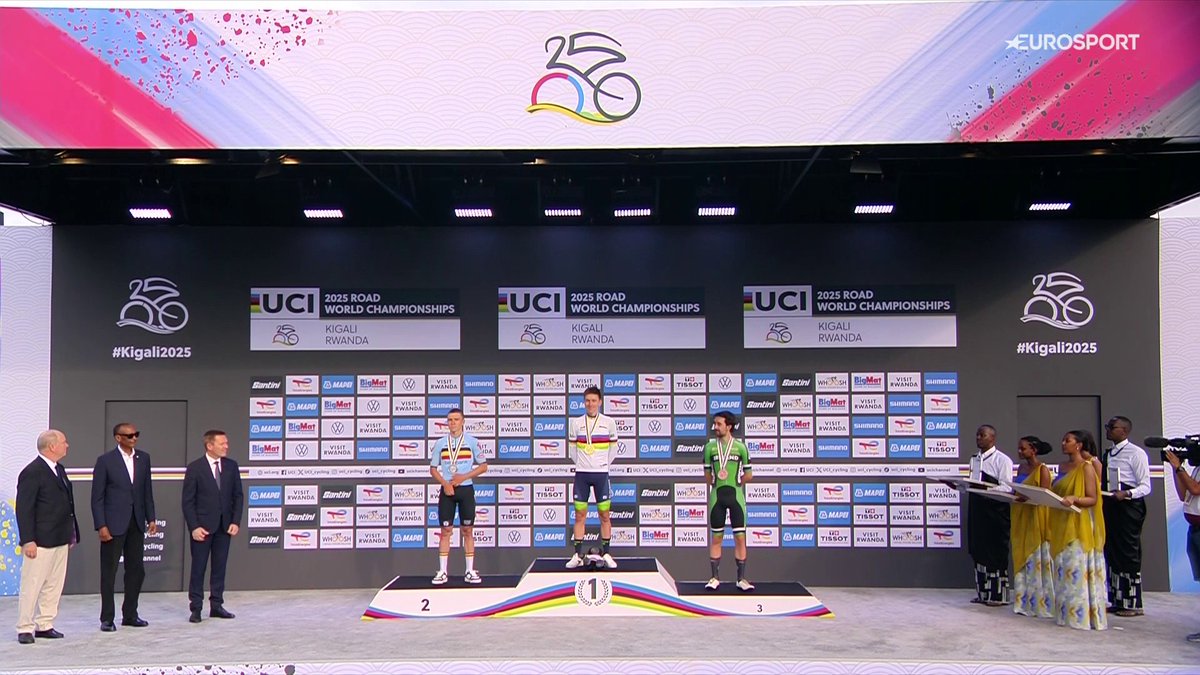 ES DIOS VESTIDO DE CICLISTA. 🌈 Tadej Pogacar lucirá un año más el arcoíris como campeón del mundo. 🥈 Remco Evenepoel 🥉 Ben Healy #Kigali2025