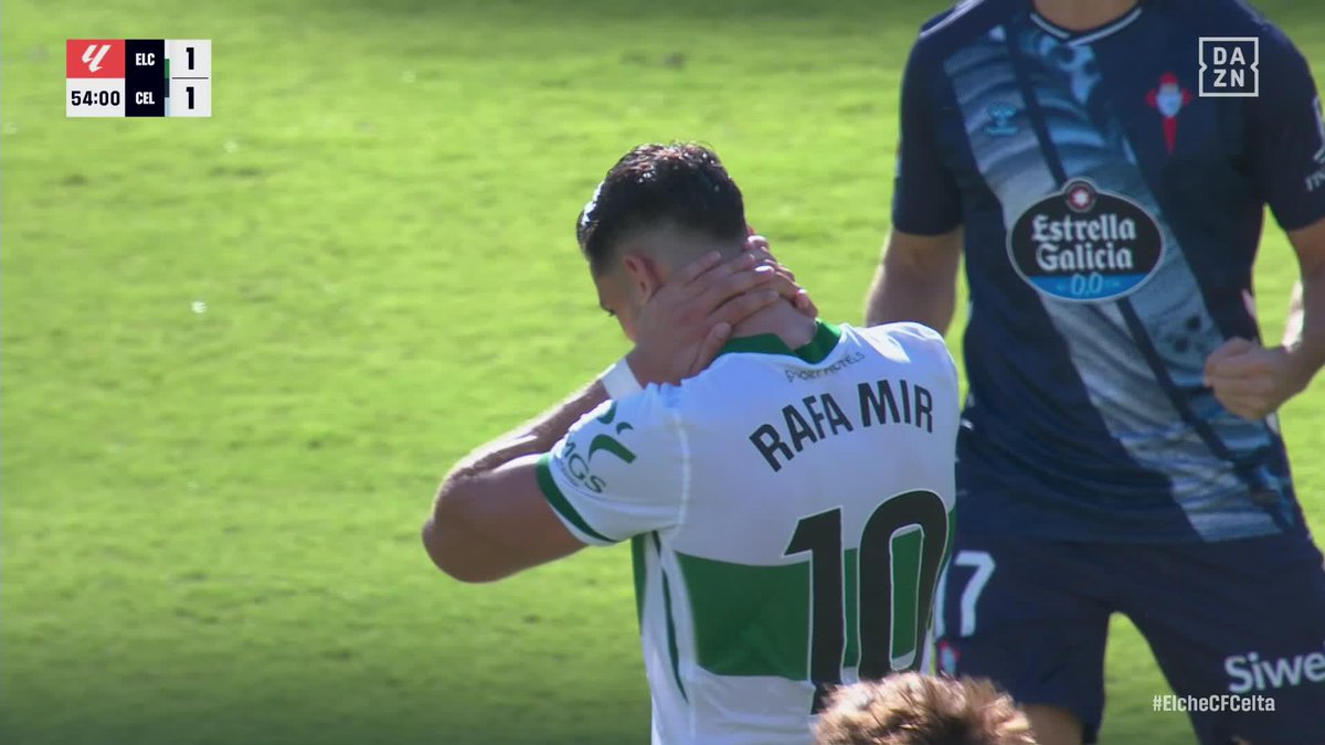 ¡LO PARA RADU! 🧤❌ Rafa Mir lanzó el penalti, pero el portero del Celta puso el candado 🔒 #LALIGAenDAZN ⚽️