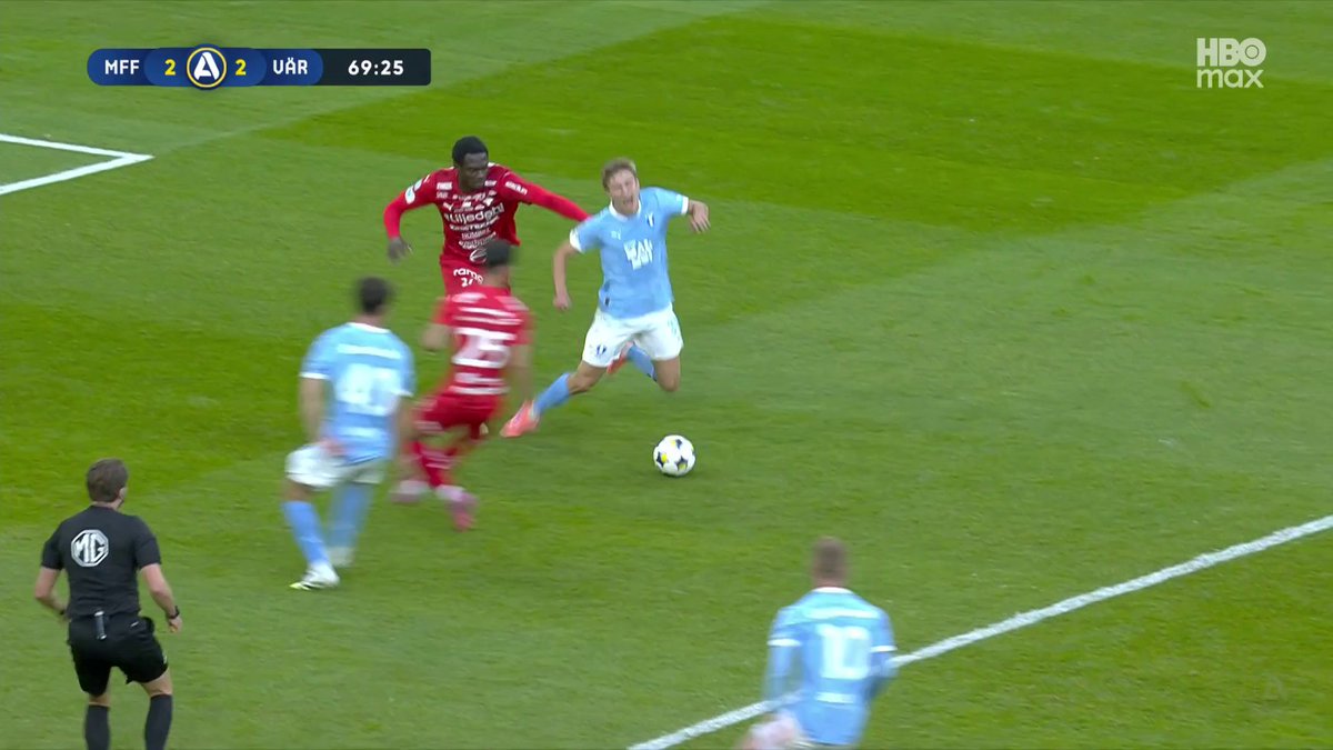 Malmö FF:s Hugo Bolin får gult kort för filmning efter den här situationen 🔍 📲 Se matchen på HBO Max