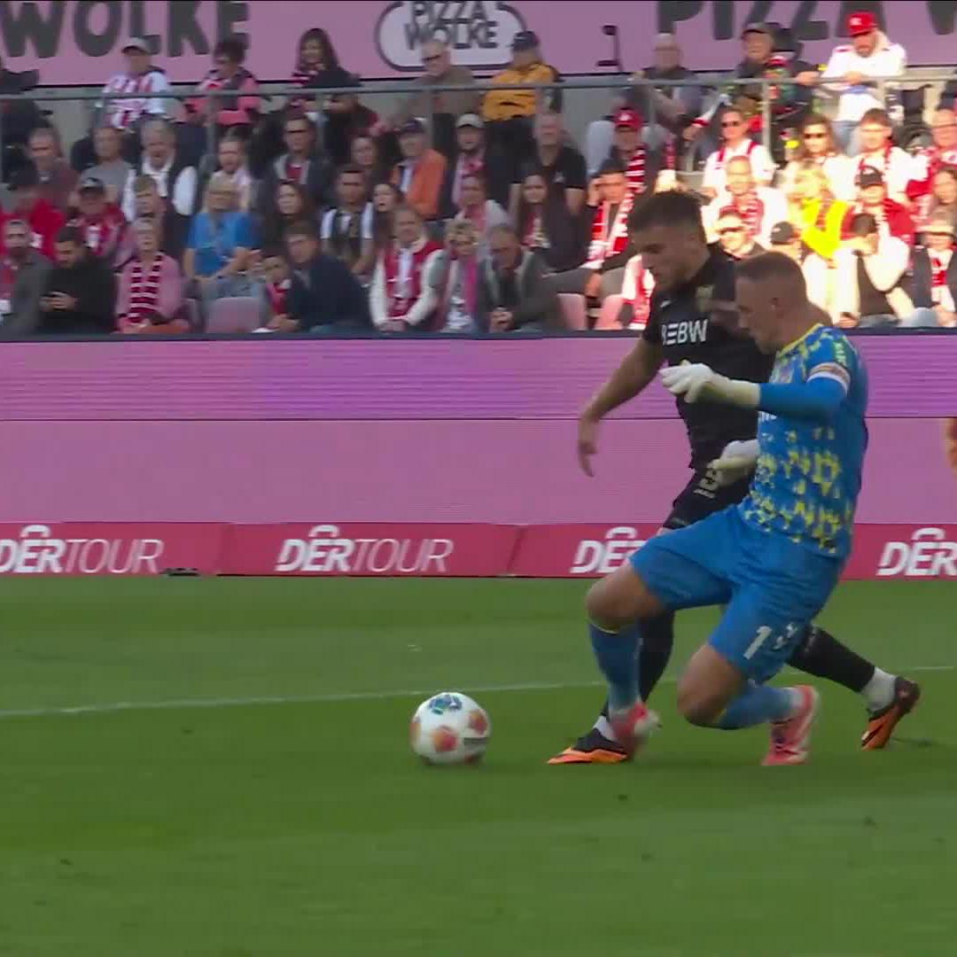 Korrekte Entscheidung? Demirovic wird getroffen, spielt weiter und bekommt Elfmeter #Bundesliga #KOEVfB