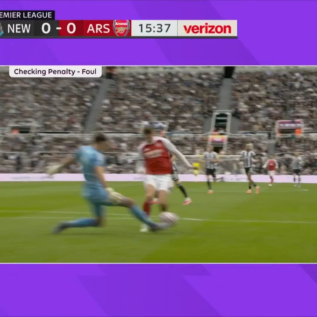 Arsenal had a first half penalty disallowed after VAR overturned this foul on Viktor Gyokeres. 📺
