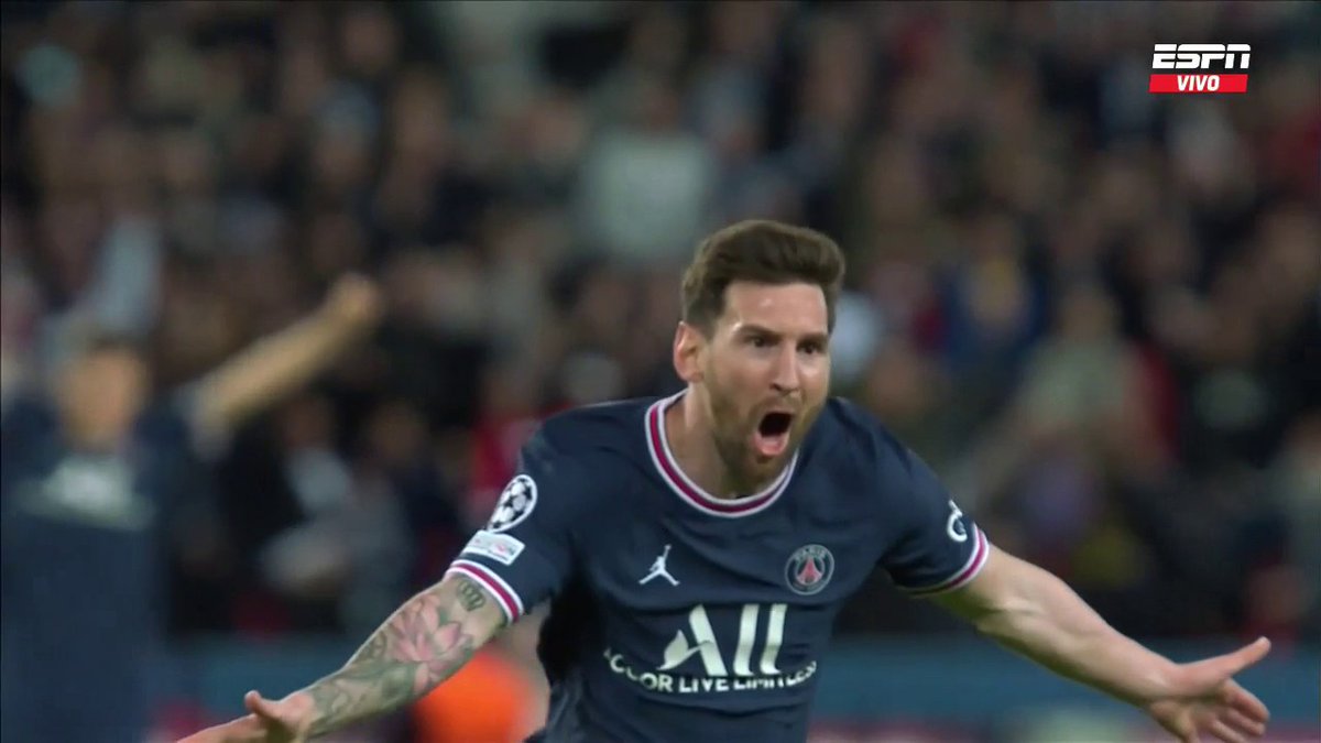 🗣️ “Señoras y señores va Messi. ATENCIÓN. Aquí Lionel con Mbappé, dejó para Messi. AHÍ ESTÁAAA”. A 4 AÑOS del primer gol de Lionel con la casaca del PSG. Recordemos que fue elegido el 2º MEJOR GOL de aquella edición. 🚬