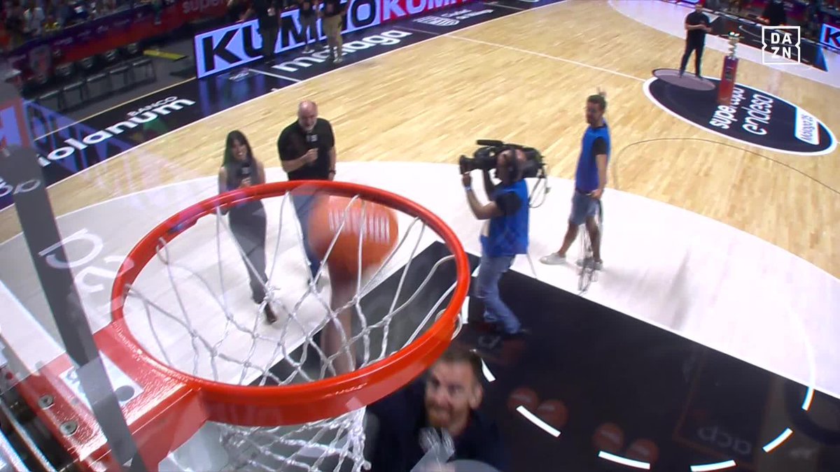 ¡EL ARRANQUE DE ESTA SUPERCOPA ENDESA ES AUTÉNTICO CINE! 😍 ¡Con canasta de Victor Claver y con nuestro equipazo DAZN Leyre Barriocanal Pablo Laso Fran Guillén! Disfruta de la final #SupercopaEndesaxDAZN 🏀
