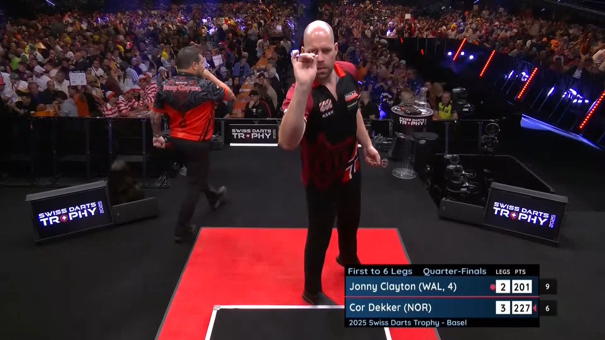 DEKKER ON THE BULL! Cor Dekker gives himself a two-leg cushion over Jonny Clayton, as the Norwegian pins the 127 on the bull to lead 4-2! 📺 #ET13