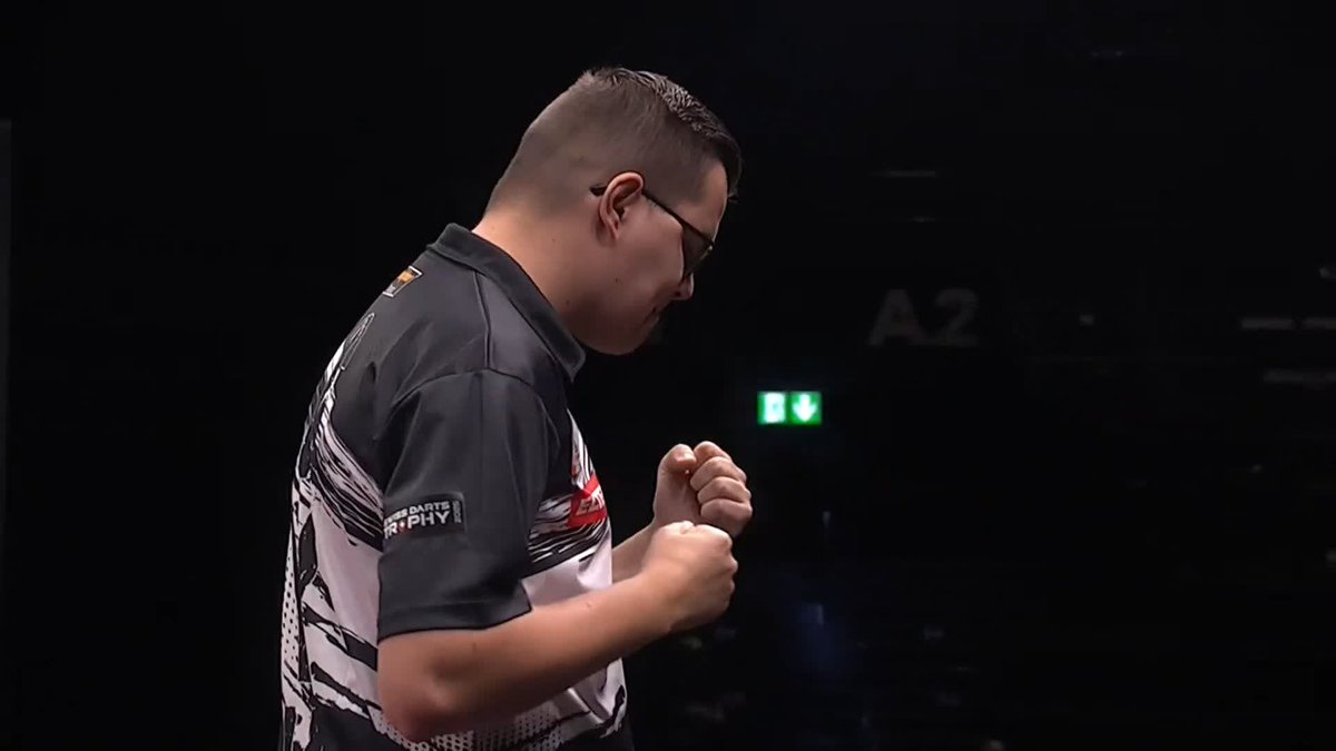 VAN VEEN KO'S CROSS! Gian van Veen cruises into the semi-finals in Basel, as the Dutchman averages upwards of 102 on his way to a 6-2 victory over Rob Cross! 📺 #ET13
