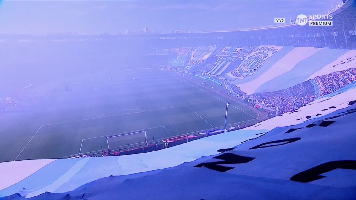 No bueno Racing llevó todo el repertorio de telones