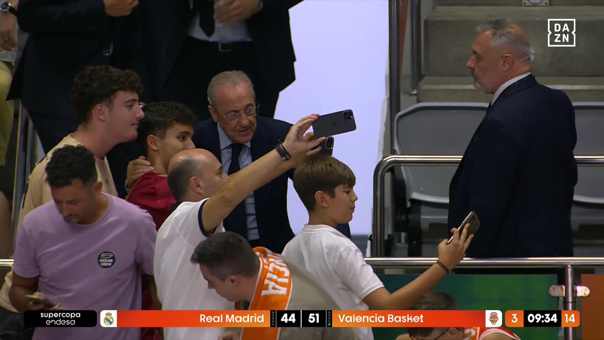 ¡Todo el mundo quiere un selfie con Florentino! 🤳 #SupercopaEndesaxDAZN 🏀