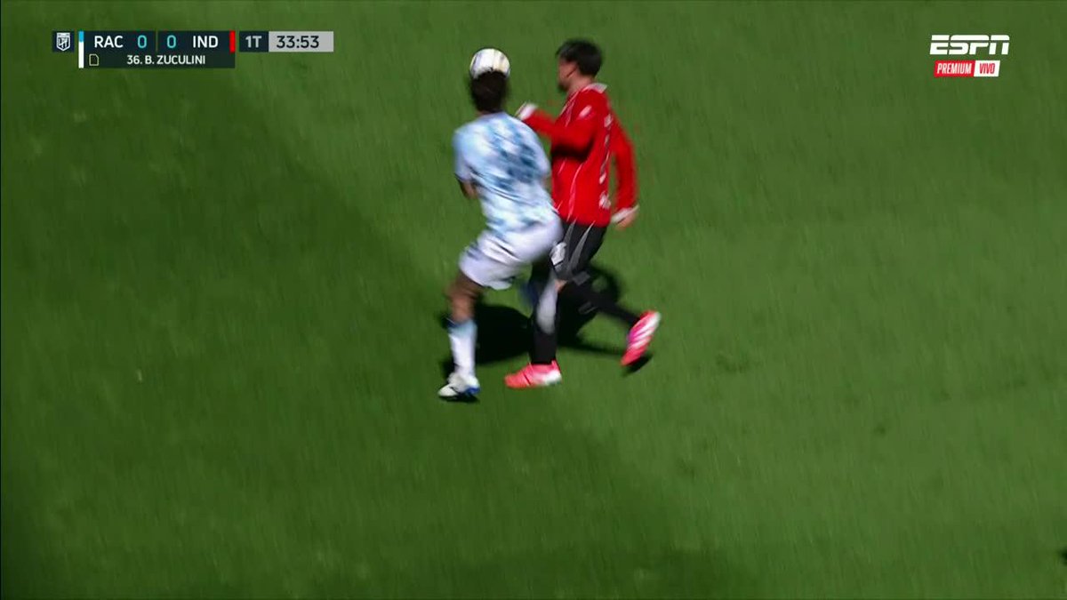 "ROBO" Porque el árbitro no expulsó a Bruno Zuculini tras este planchazo en el partido de Racing ante Independiente por el Torneo Clausura de Argentina. Mirá el planchazo que mete y no fueron ni a verla en el VAR, son unos chorros hijos de re mil putas.