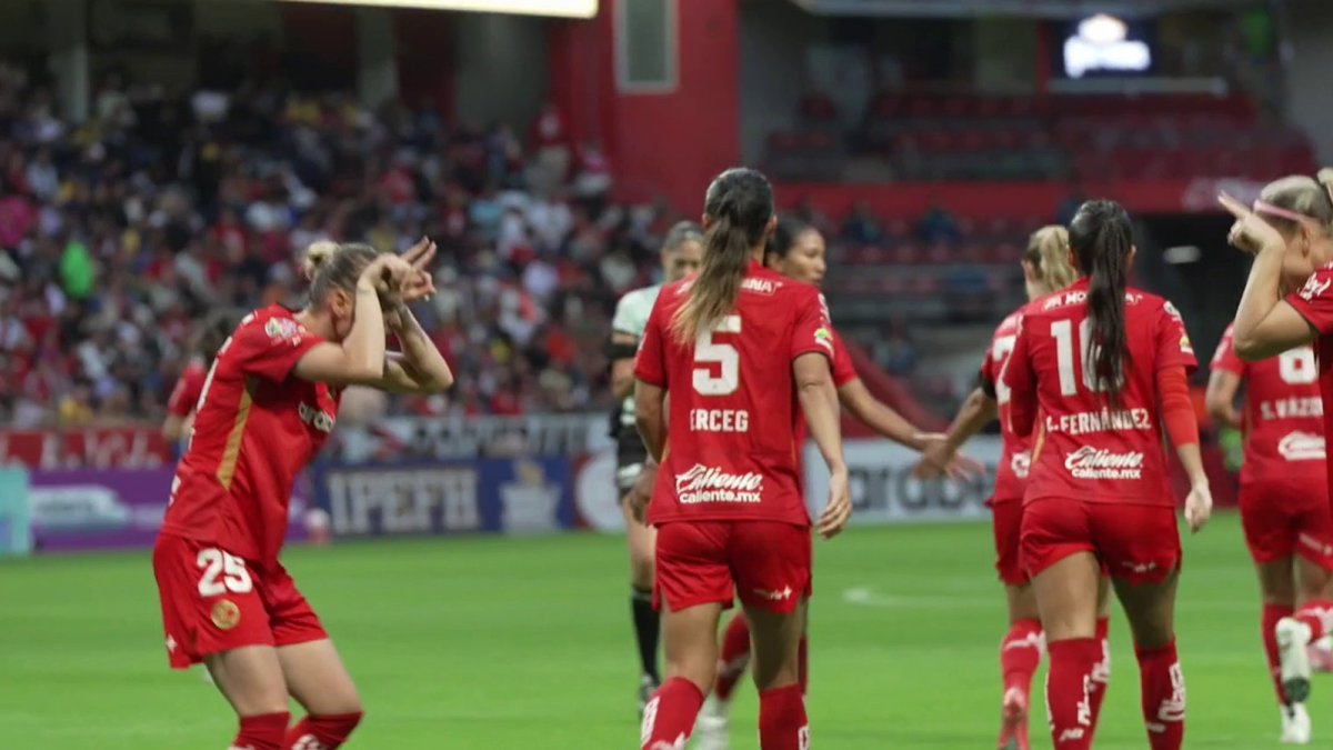 ⚽ #Stade2 | Grand format : le nouvel eldorado des Bleues 🇲🇽 Des légendes du foot français au bout du monde ! Eugénie Le Sommer et Amandine Henry ont rejoint le club de Toluca au Mexique : un dernier défi sportif et une expérience culturelle unique !