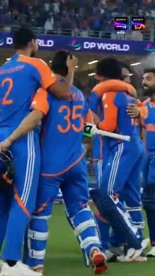 🚨 UPDATE ON TROPHY CEREMONY 🚨 The Indian 🇮🇳 Team refuses to accept the Asia Cup trophy from Pakistan minister &amp; ACC head Mohsin Naqvi 😅 - What's your take 🤔 #INDvsPAK #AsiaCupFinal
