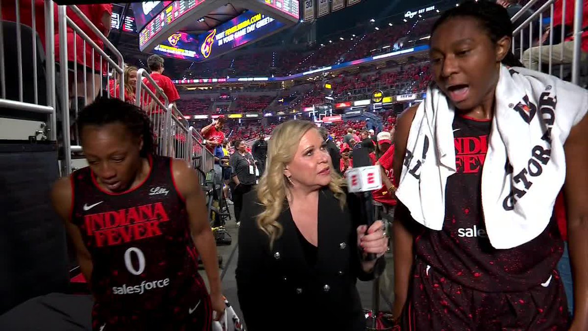 "Hey Holly, we're professionals." 😂 Holly Rowe caught up with Aliyah Boston and Kelsey Mitchell at halftime 🍿