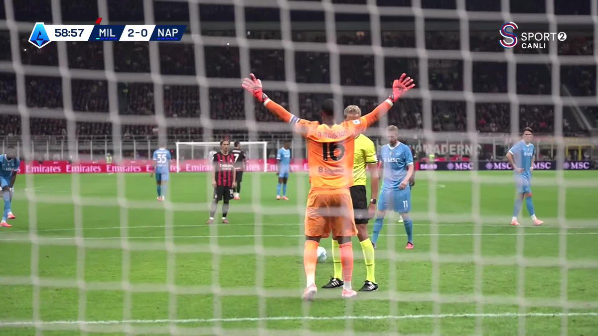 Napoli, 10 kişi kalan Milan karşısında farkı 1'e indirdi.