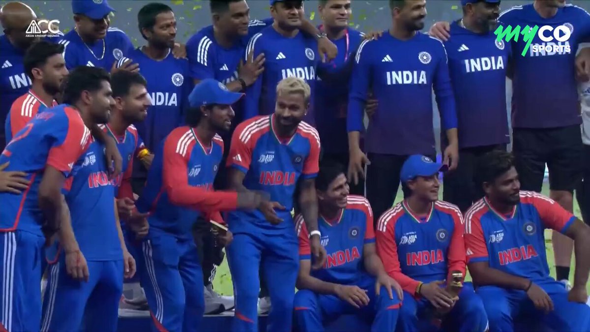 Celebrating without trophy 😂 They're absolute clowns 🤡