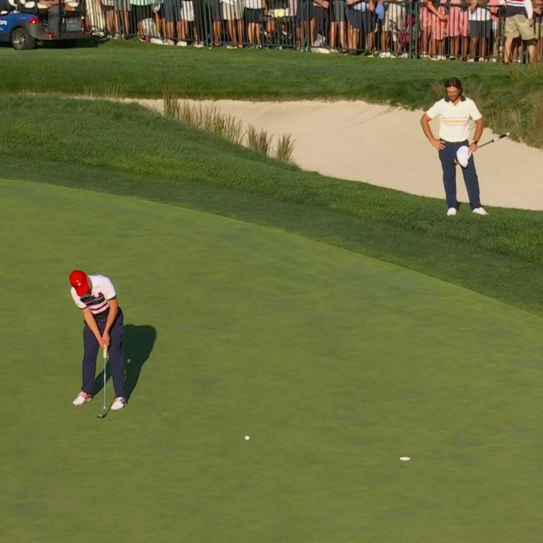 JUSTIN THOMAS IN THE CLUTCH! 🇺🇸 He wins the match 1 up over Tommy Fleetwood and the crowd is ROARING.