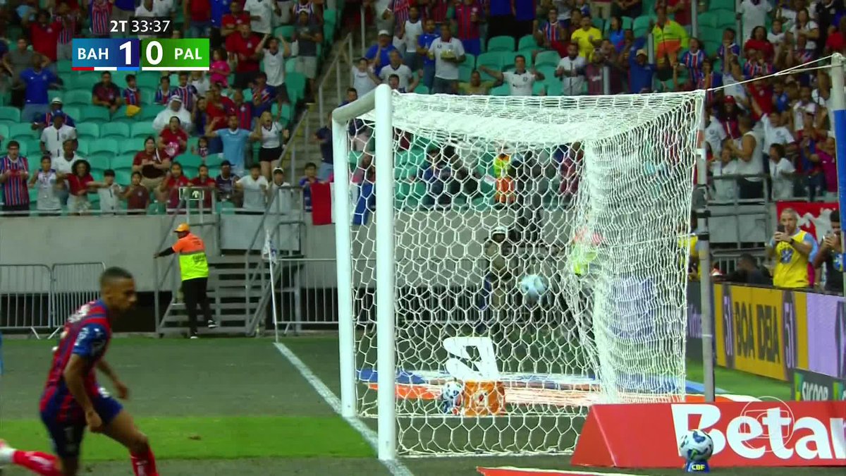 Com assistência do goleiro Ronaldo, Ademir abre o placar para o Bahia diante do Palmeiras.