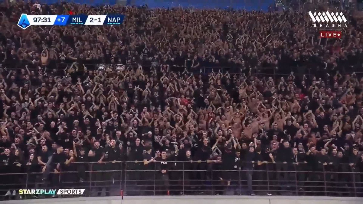 أجواء رائعة في نهاية المباراة.. الروسونيري يخطف الصدارة من نابولي 🔝🔴⚫️ لا تفوتكم قمة اليوم في #الكالتشيو_على_شاشا ⚽️🇮🇹 اشترك الآن 📺 ⁦