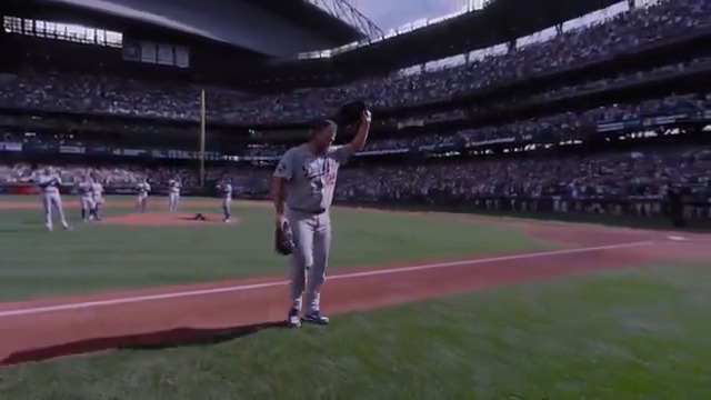 Todos de pie para despedir a Clayton del montículo.