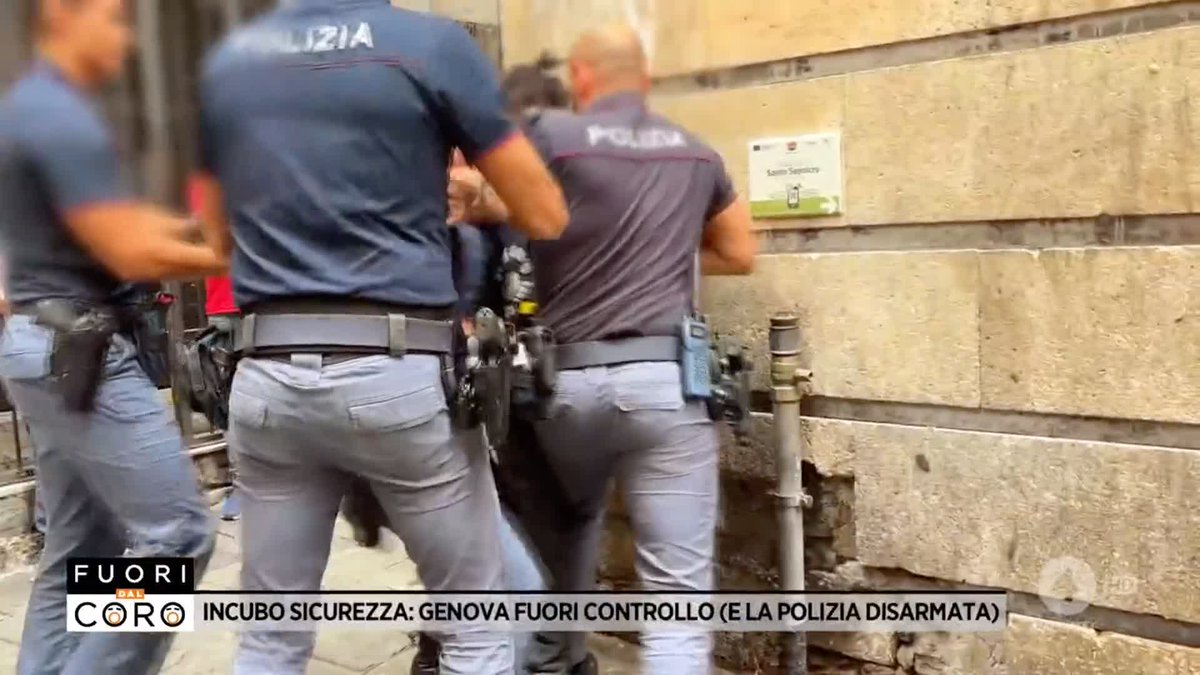 L'immigrato violento che ci ha aggrediti ha una serie di precedenti penali e il divieto di accesso al centro storico, ma nonostante questo circolava tranquillamente per i vicoli di #Genova! In seguito all'aggressione ai nostri danni la Polizia è intervenuta. #Fuoridalcoro