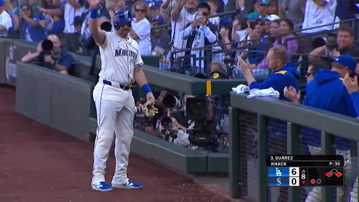 Cal Raleigh leaves the game to MVP chants from the crowd in Seattle 🗣️