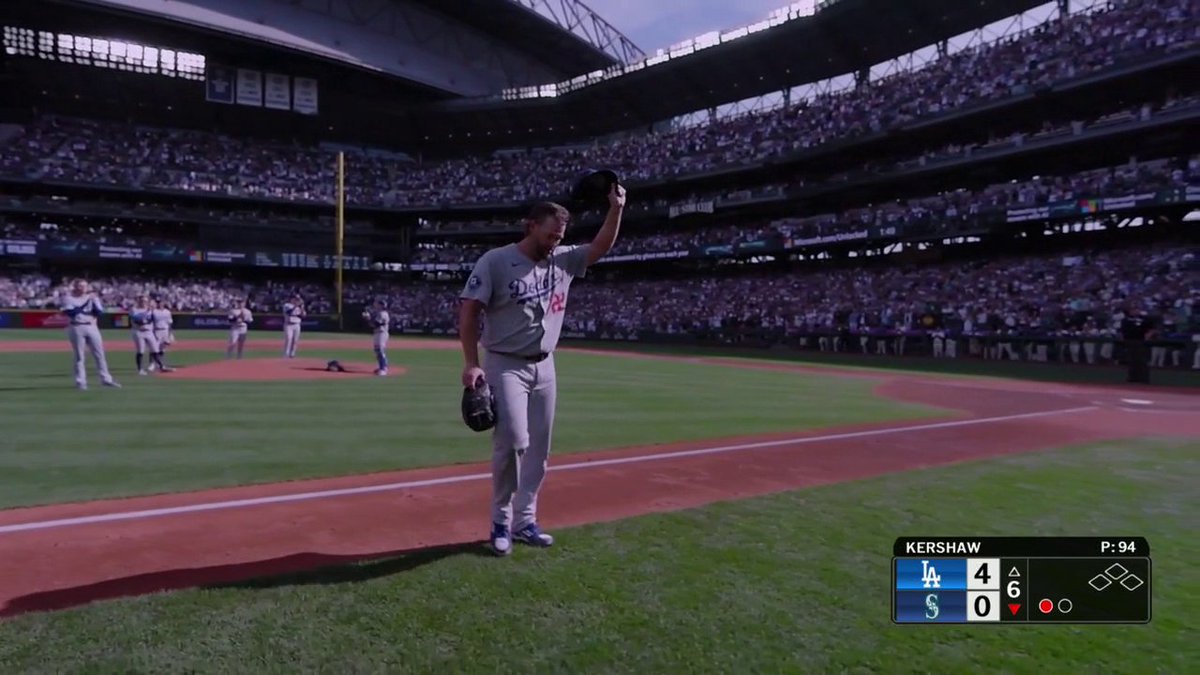 Por última vez en su carrera, en la temporada regular, Clayton Kershaw bajó del montículo para ser reemplazado 🥹👏. Freddie Freeman le pidió la pelota para la sustitución 🫂.