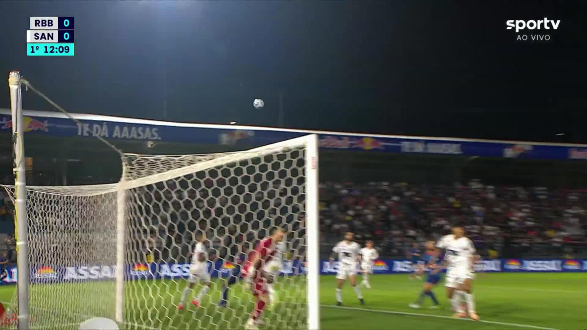 Jogadores do Bragantino pedem pênalti de Luan Peres em Pedro Henrique. Para PC de Oliveira, a penalidade deveria ter sido marcada pela arbitragem. #futebol #bragantino #santos #brasileirao