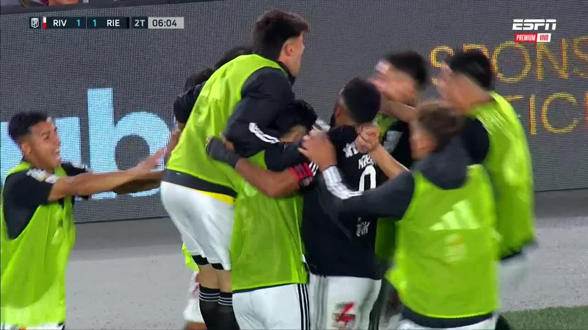 "Bustos" Por las caras con las que miraron Gallardo y sus compañeros a Bustos tras el error que tuvo el defensor de River en el segundo gol de Deportivo Riestra.