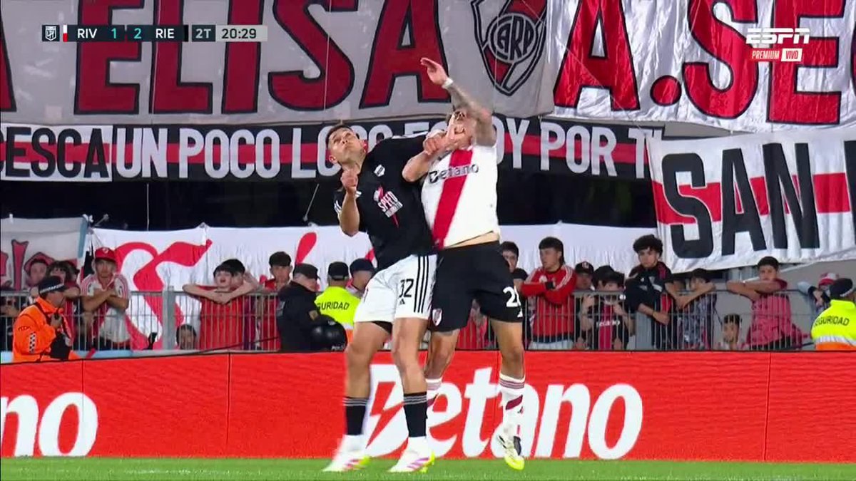 ¿River perdió con Deportivo Riestra por motivos futbolísticos? Sí. Ahora bien, lo de la AFA es un escándalo. Riestra mereció no una, sino dos expulsiones. Primero fue Pedro Ramírez por agredir a Salas, y luego Benegas hace esto contra Martínez Quarta...