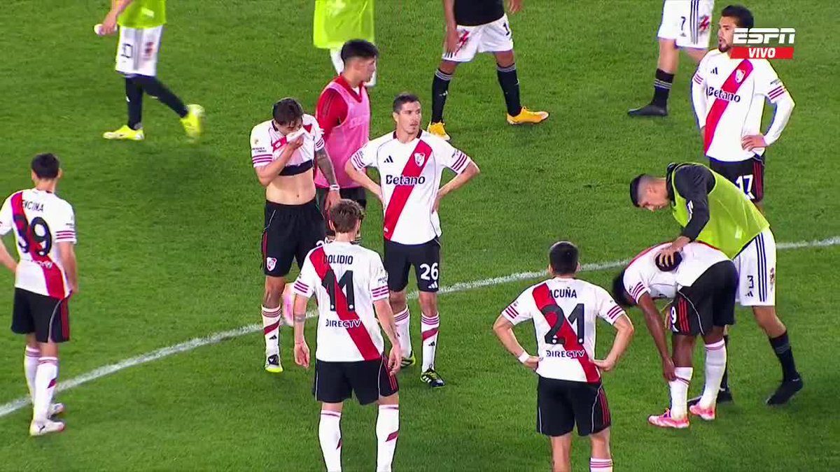 "FESTEJOS" Porque así festejó Riestra el triunfo histórico ante River Plate en el Monumental. Se burlaron de Boca Juniors ayer por perder y mirá la pecheada que meten de local los Millonarios hijos de re mil putas.