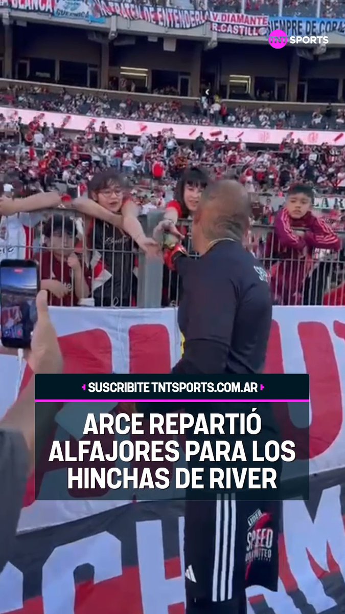 🇦🇷 En la previa de River vs Deportivo Riestra, Nacho Arce LE REGALO ALFAJORES de su emprendimiento a los hinchas del Millonario