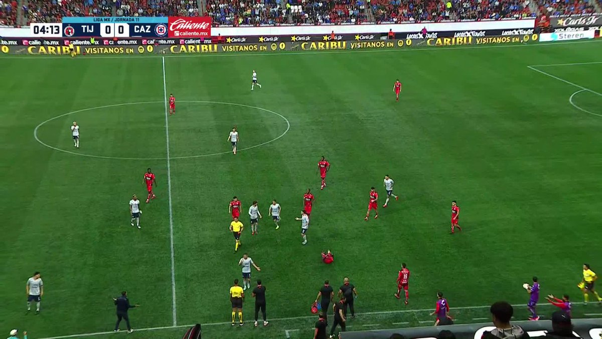 ¡ROJA PARA CRUZ AZUL! Jorge Rodarte comete esta falta sobre Adonis Preciado y la Máquina se queda con 10 juagadores al minuto 5' vs Xolos.