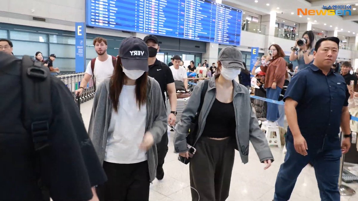 TWICE has arrived back in Korea from Macao after two sold out shows. Mina is in Hong Kong for SK-II event and Tzuyu is probably chilling with Mama Chou who came to Macao.