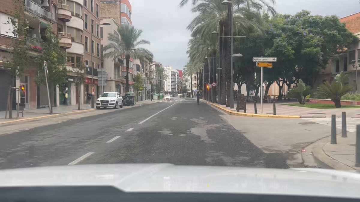 Muy poco tráfico, comercios cerrados, colegios cerrados, todo muy tranquilo, mejor así..