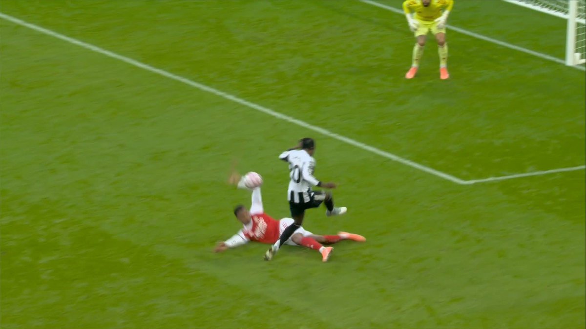 "This is a really interesting decision..." Should Newcastle have been awarded a penalty when the ball struck Gabriel's hand late on? 🤔