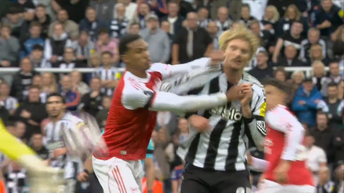 "I don't think it's a red card!" "If he goes down holding his face, VAR sends him off!" "Gabriel is very lucky..." Ref Watch discuss Gabriel's clash with Nick Woltemade yesterday...