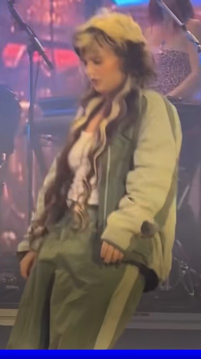 La chanteuse Lola Young fait un malaise et s'effondre en plein concert à New York