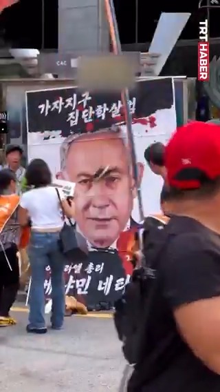 🔴Güney Kore'de Filistin destekçileri, Netanyahu'nun fotoğraflarına ayakkabı fırlattı.