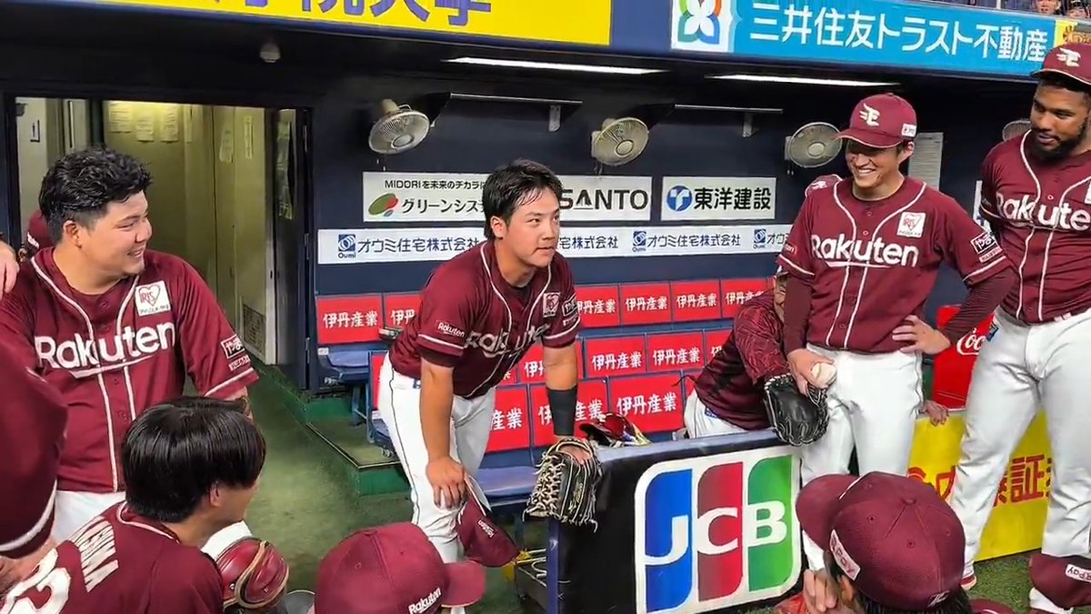 今日の円陣は #吉納翼 選手🗣️🎤 "僕の心臓のBPMは 190になったぞ" と、あいみょんさんの『君はロックを聴かない』を熱唱後、プロとして落ち着いて挑むことの重要さを説いていました🤭♫ #RakutenEagles #キ！