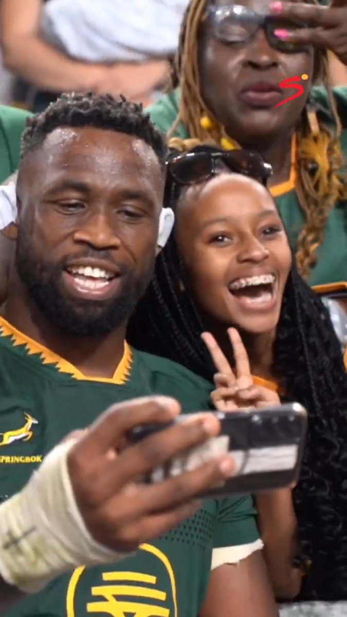 The reaction after getting a selfie with Siya Kolisi 🤳 These Springbok fans from the Eastern Cape were hyped after the win in Durban 😂👏 Fan Frenzy new episode drops Wednesday.. #SSRugby | #TheRugbyChampionship