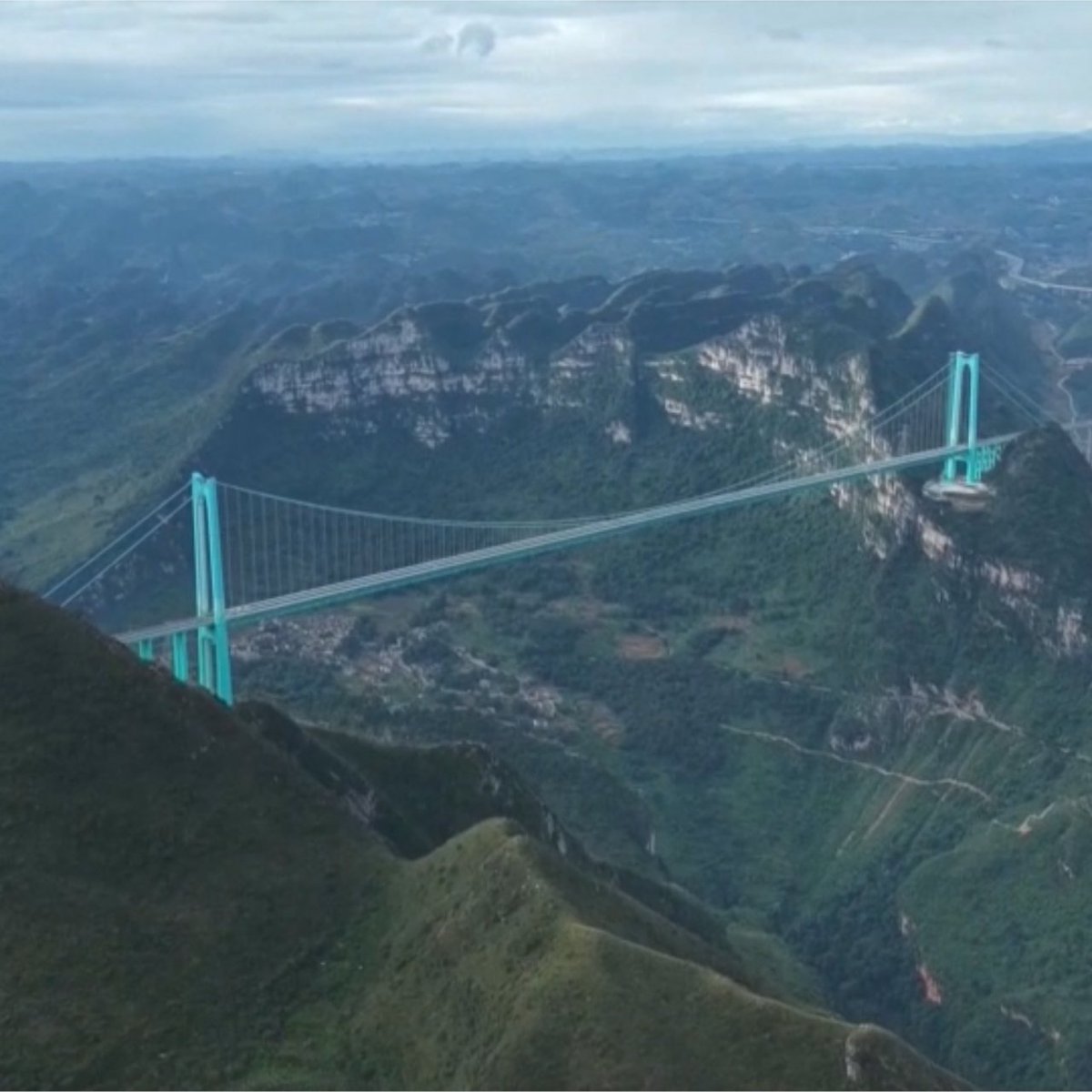 🇨🇳 | China inaugura el puente más alto del mundo, que mide 2.890 metros, en la provincia de Guizhou.
