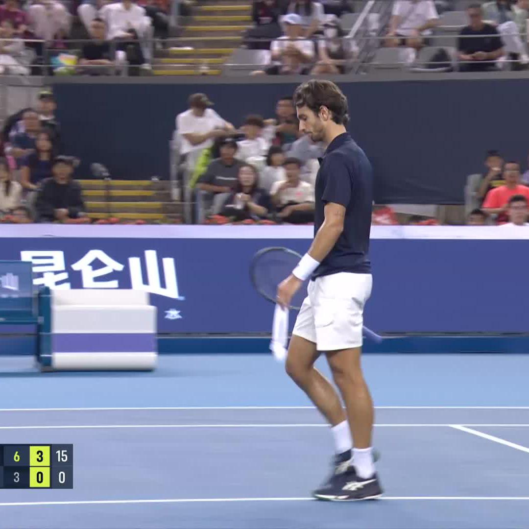 Crowd’s reaction to Musetti’s retirement… tough.