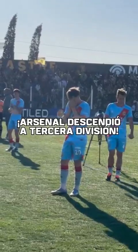 ¡LÁGRIMAS POR EL DESCENSO DE ARSENAL! Los jugadores del equipo de Sarandí DESCONSOLADOS tras descender a la #PrimeraB, Tercera División del fútbol argentino.