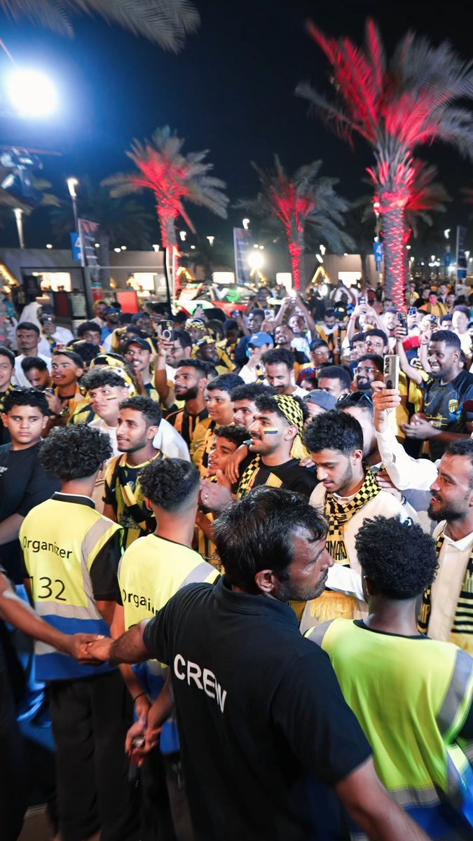 لقطات من منطقة المشجعين بمباراة 🟡⚫️ #الاتحاد_النصر 🔵🟡 في #دوري_روشن_السعودي بحضور الكابتن خالد العليان، الشغف و الحماس والمتعة والروح الرياضية كانت حاضرة بين مشجعي الفريقين ⚽️🏆 #قد_الشغف #الاتحاد #النصر #السعودية_عشقنا_والكورة_حبنا #تويوتا_السعودية #جميل_لرياضة_المحركات #مجتمع_جميل_السعودية